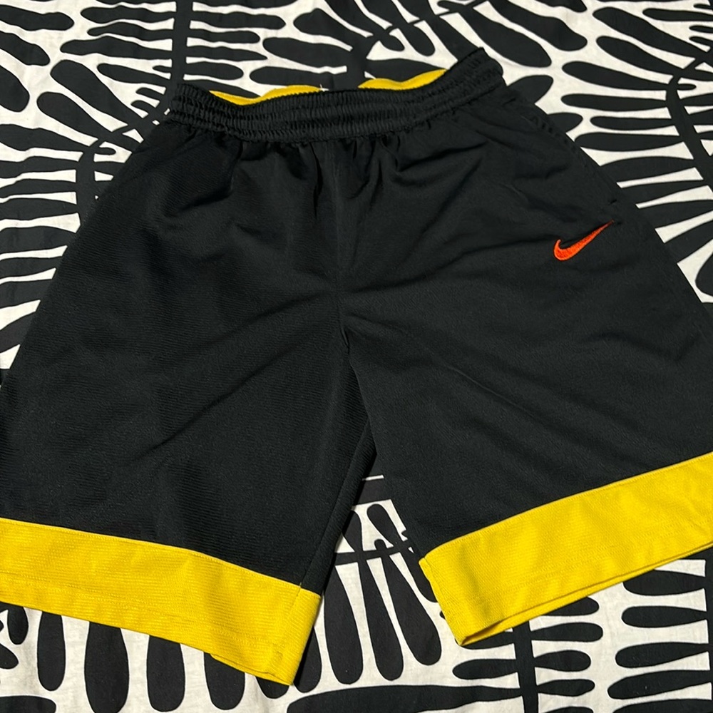 Nike shorts size L
